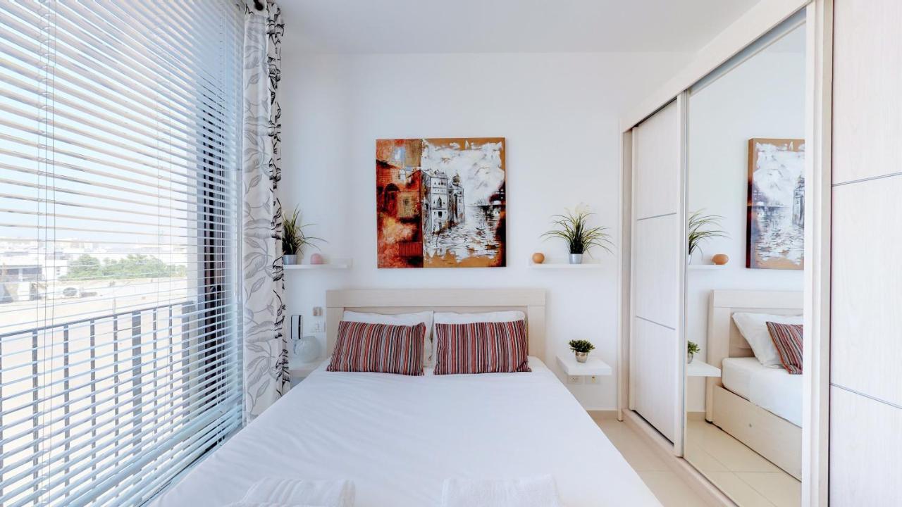Stylish 1Br Flat For 4 Ppl In Allenby By Holyguest Tel Aviv Eksteriør billede